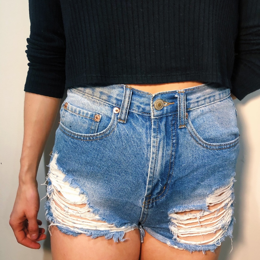Ripped stylish high-waisted jean shorts size small